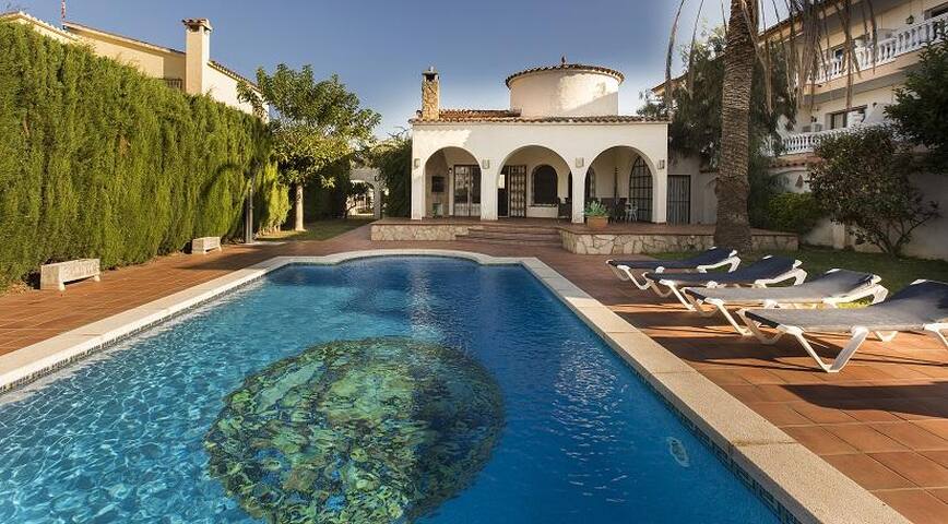 Villa on the canal with 3 bedrooms, swimming pool