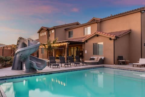 PVZ 98| Sleeps 43 * Pool & Hot Tub! * Sports Court