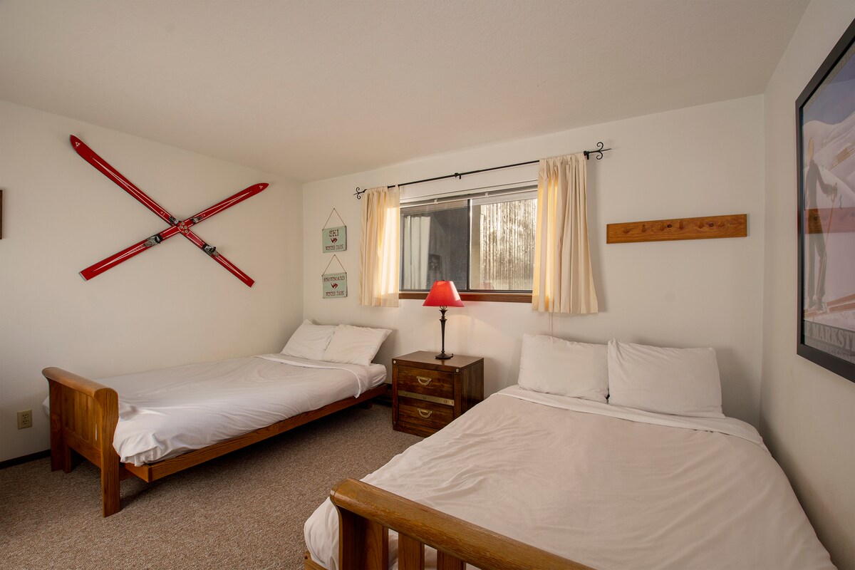 Ruhe dich in deinem gemütlichen Zweibettzimmer mit frischer Bettwäsche und Bergzauber aus.