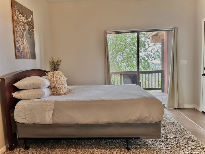 מיטת קווין סייז עם דלת הזזה נפתחת לדק מס '2 עם נוף.