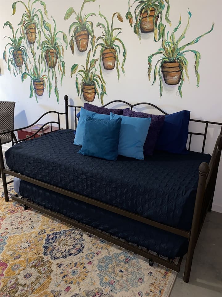 غرفة نوم في المرآب في الطابق السفلي مع سرير نهاري مزدوج/سرير مزدوج