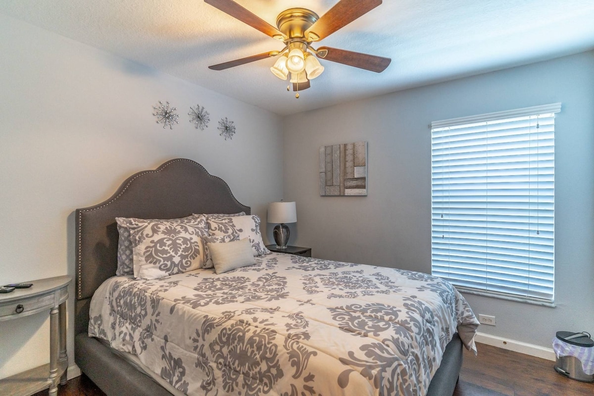 ห้องนอนควีนไซส์พร้อมที่นอนบนหมอนเฟอร์นิเจอร์ที่ไม่เหมือนใครและทีวีจอแบน