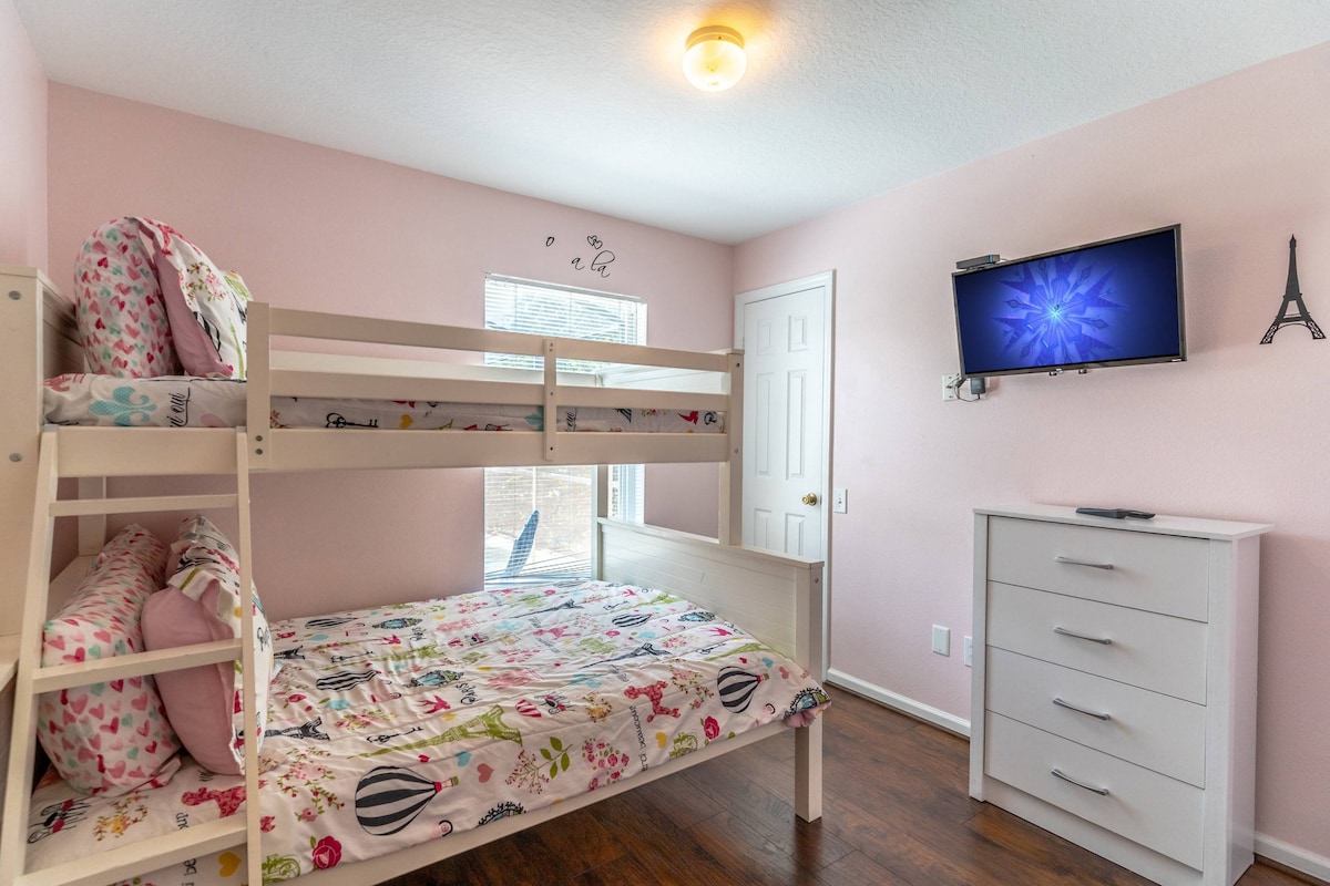 ห้องเตียงสองชั้นที่สองพร้อมเตียงแฝดเหนือเตียงสองชั้นเต็มรูปแบบและทีวีจอแบน