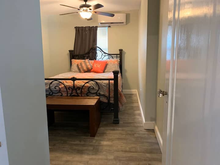 Საწოლი 152 × 203 სმ საძინებელში