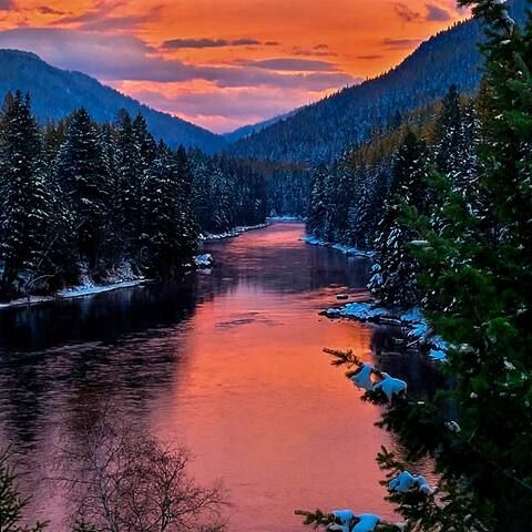 Secluded River View Hideaway