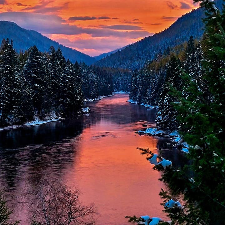 Secluded River View Hideaway