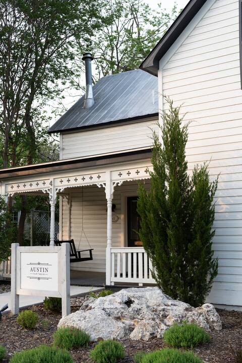Hot Tub, King Bed, Walk to Main, Luxe Bath - No. 1