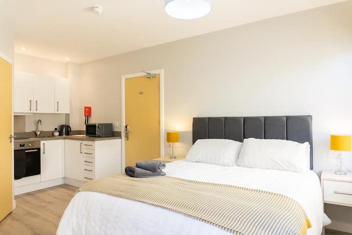 Relaxing Retreat In Cheltenham - 첼트넘