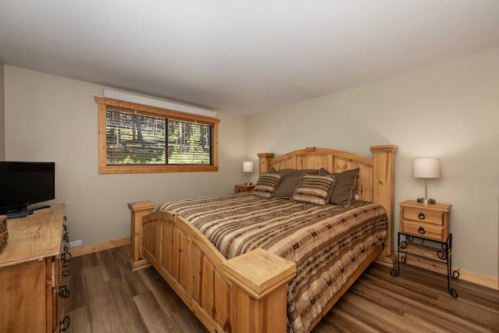 SWP Beaver Village 111 dormitorio principal TV