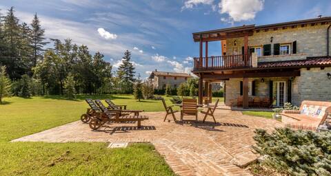 Splendid villa for 7 w/tennis court and garden