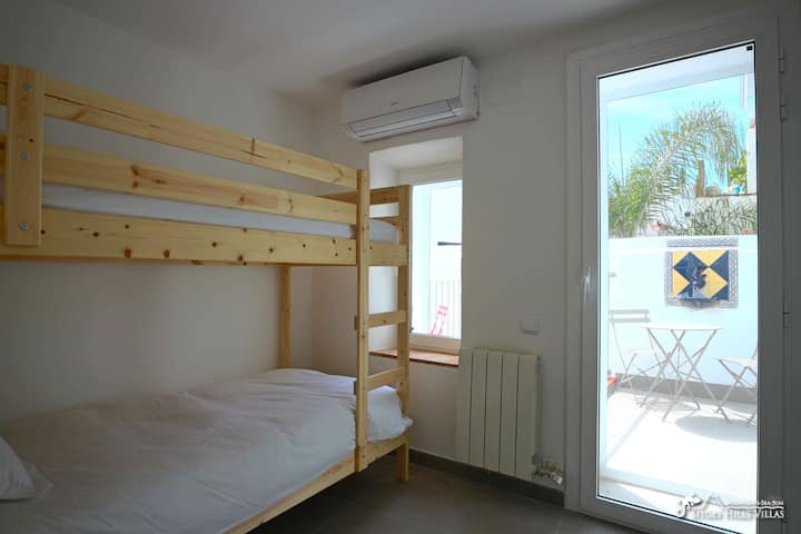 Ორსართულიანი საწოლი.