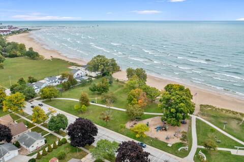 Beautiful Beachside Condo w/ Stunning Lake Views