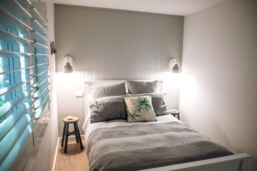 ห้องนอนคู่อยู่ห่างจากโถงทางเดินไปยังห้องสองชั้น