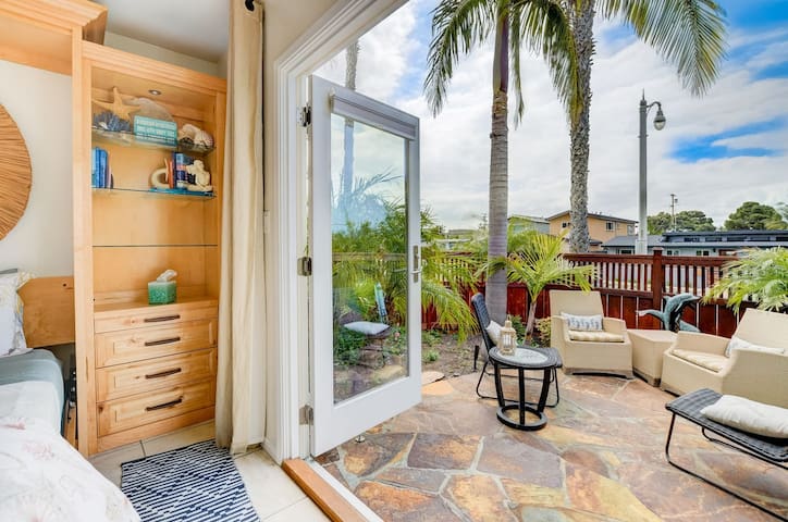 Dual Master Bdrms: A/C, yard, garage, bikes, bbq