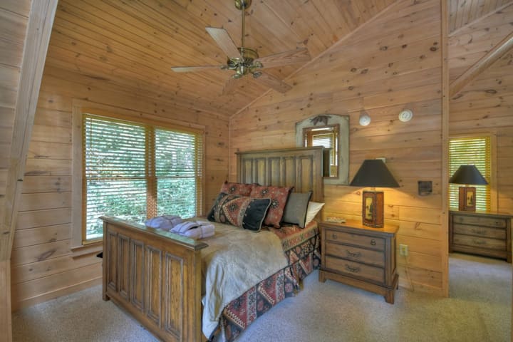 Dormitorio doble tamaño queen.