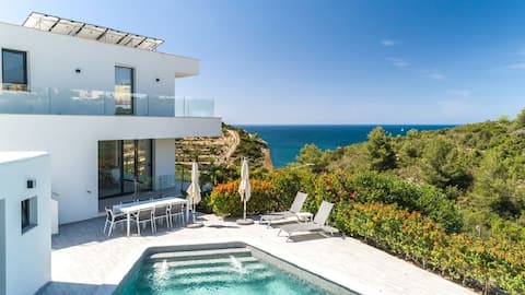 Villa Centeanes · Luxury villa,enviable position s