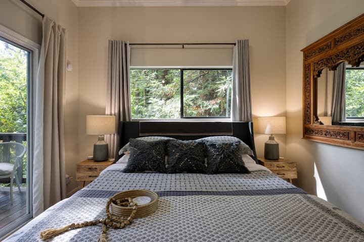 เตียงคิงไซส์ใหม่ในห้องนอนชั้นล่างที่ออกแบบใหม่