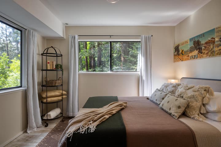 ห้องนอนชั้นบนมีเตียงควีนไซส์และห้องน้ำในตัว