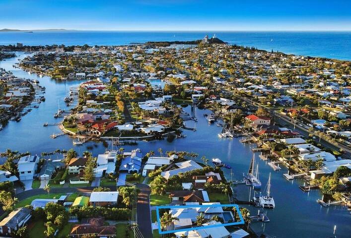 Adelong- Waterfront Home Bordering Mooloolaba gallery image 4