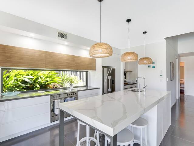 Adelong- Waterfront Home Bordering Mooloolaba gallery image 5