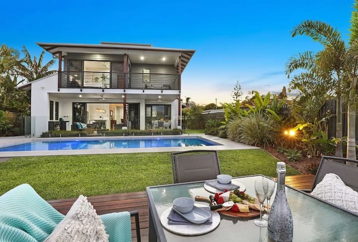 Adelong- Waterfront Home Bordering Mooloolaba