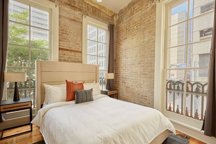 Sonder The Louie | Three-Bedroom Apartment gallery image 2