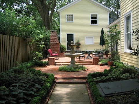 Top performing Airbnb: The Little Nest in Downtown Raleigh in Oakwood Garden Club