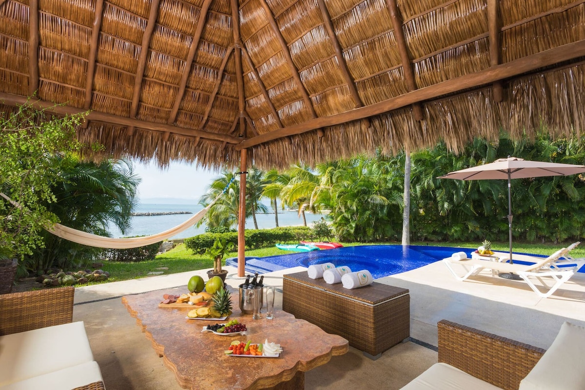 By the beach with private pool & jacuzzi