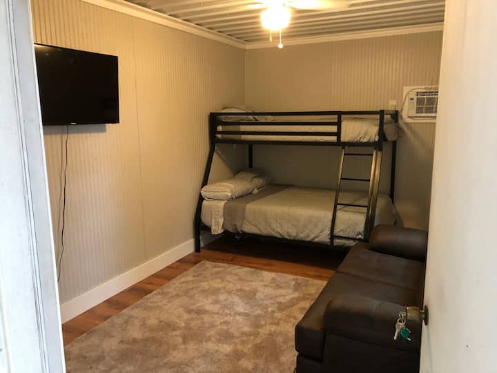 Bunkhouse: מזגן, טלוויזיה חכמה עם מסך שטוח 40אינץ 'וספה!