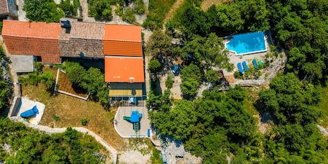 Boris - holiday home with a pool