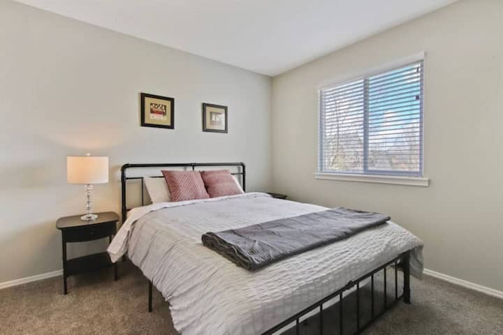 ห้องนอนพร้อมเตียงควีนไซส์และทีวี