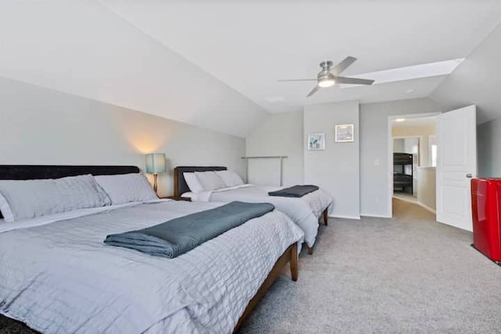 เรายังไม่ได้ตัดสินใจอย่างแน่นอนว่าเราชอบเครื่องนอนแบบไหนมากกว่ากันไม่ว่าจะเป็นกลางหรือลายสก็อต?