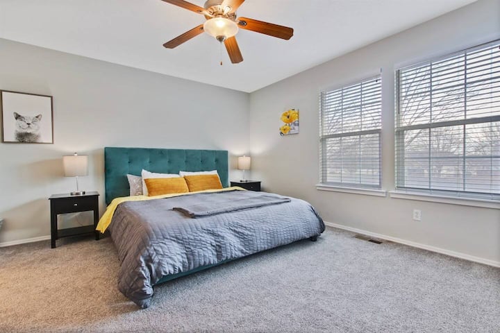 ห้องนอนใหญ่พร้อมเตียงใจดีพัดลมเพดานและทีวี