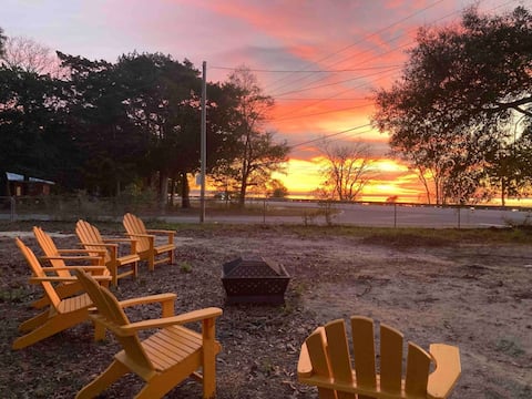 Bayview Cottage | Pet Friendly | 15 Min to Beach