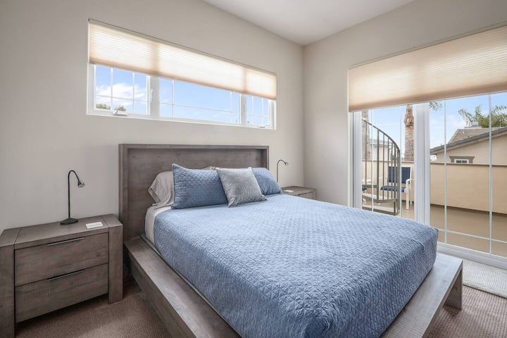 Dormitorio queen en el segundo piso con baño privado