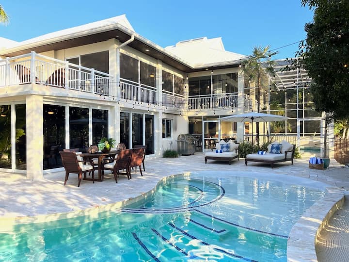Luxe Waterfront Retreat-2 Pools-Beach-Spa-Dockage
