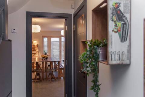 higgihaus 3b 4 Bed Big Groups Hip Location