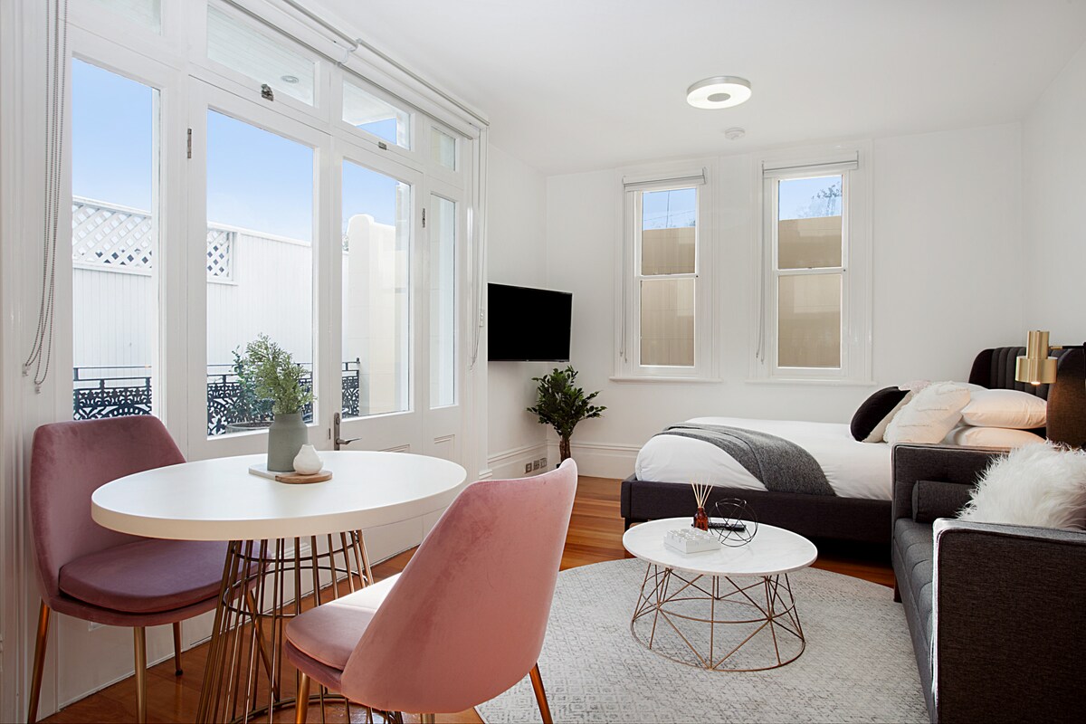 Popular Airbnb listing: Comfortable Renovated Studio Close To City in Glebe