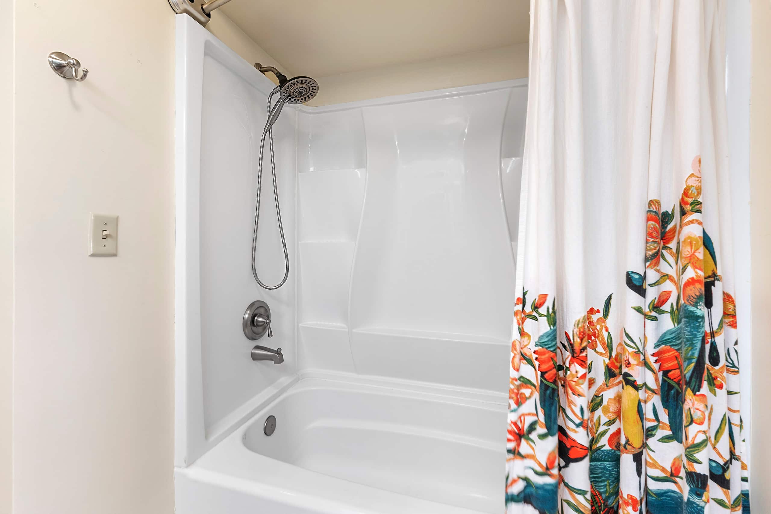 Condo in Kailua-Kona · ★4.58 · 1 bedroom · 2 beds · 1 shared bath - Image 17