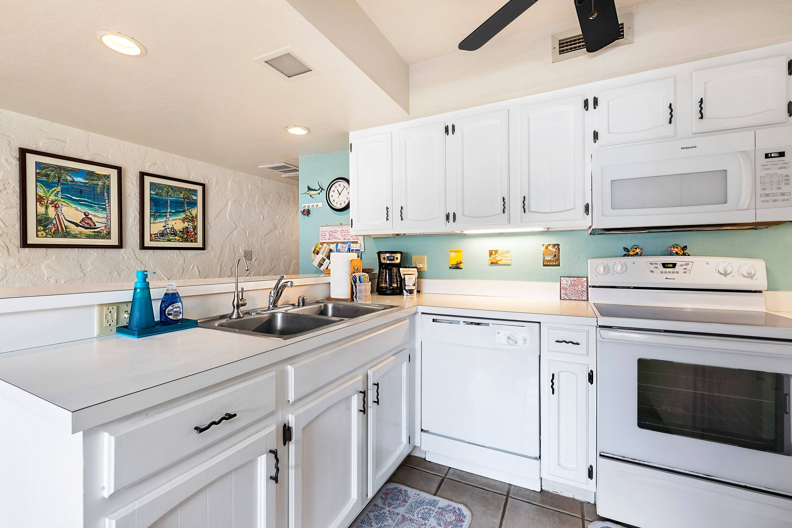 Condo in Kailua-Kona · ★4.58 · 1 bedroom · 2 beds · 1 shared bath - Image 12