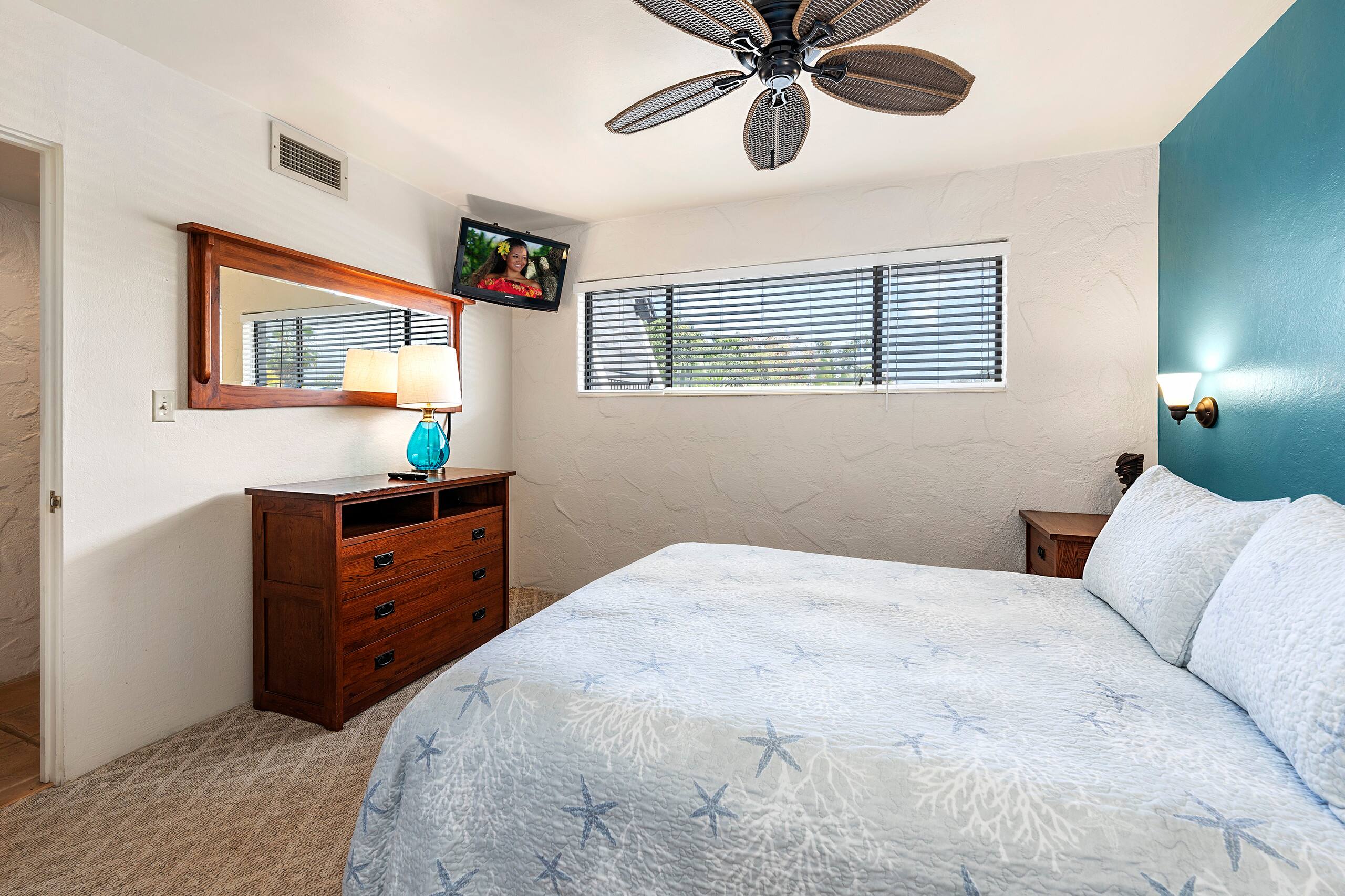 Condo in Kailua-Kona · ★4.58 · 1 bedroom · 2 beds · 1 shared bath - Image 15