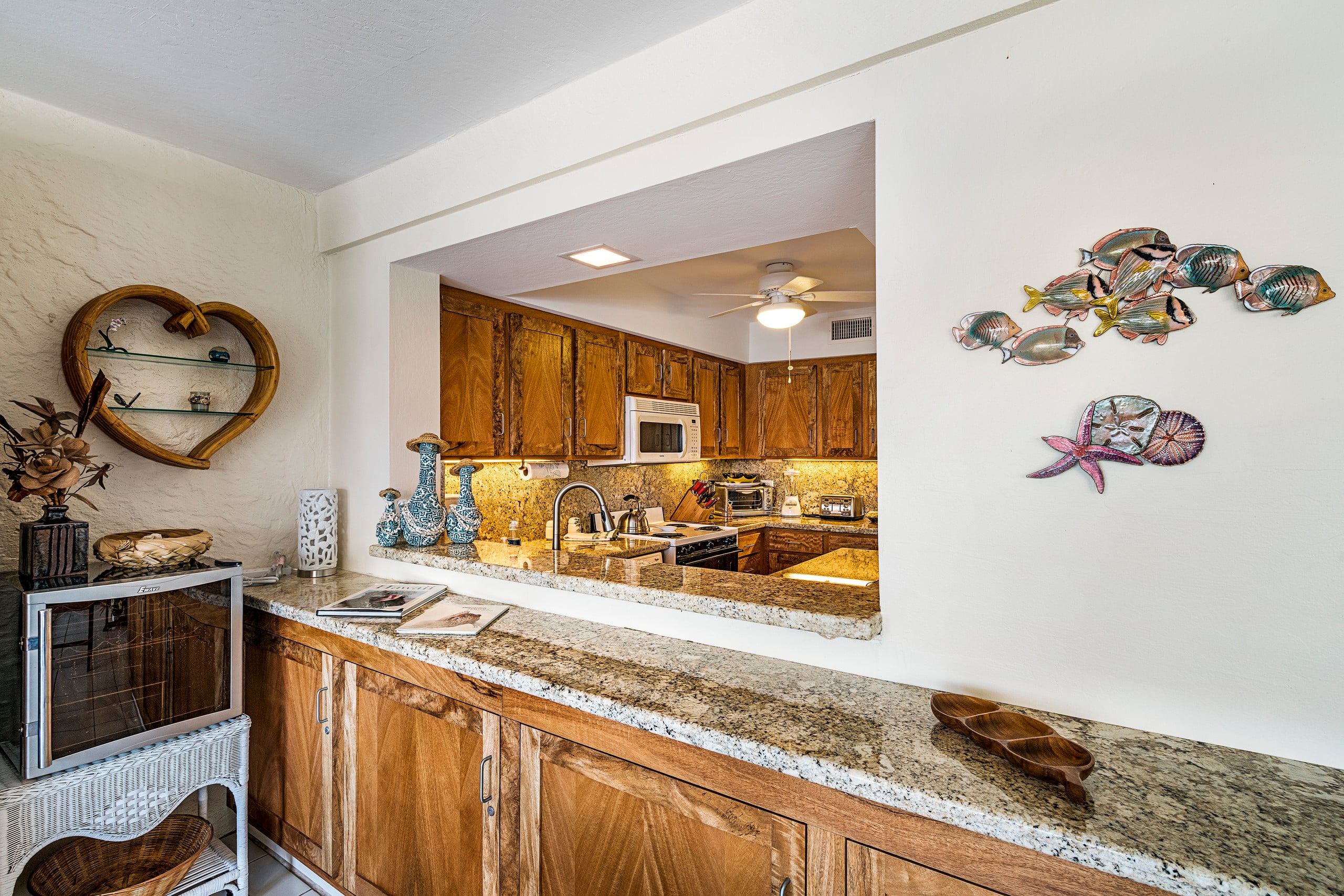 Condo in Kailua-Kona · ★4.78 · 2 bedrooms · 4 beds · 2 baths - Image 10