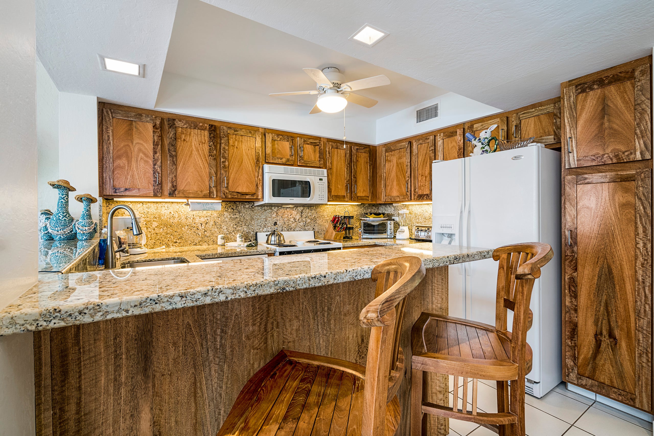 Condo in Kailua-Kona · ★4.78 · 2 bedrooms · 4 beds · 2 baths - Image 9