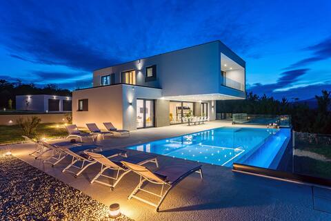 Luxury Villa Sunrise Dream, heated pool, jacuzzi