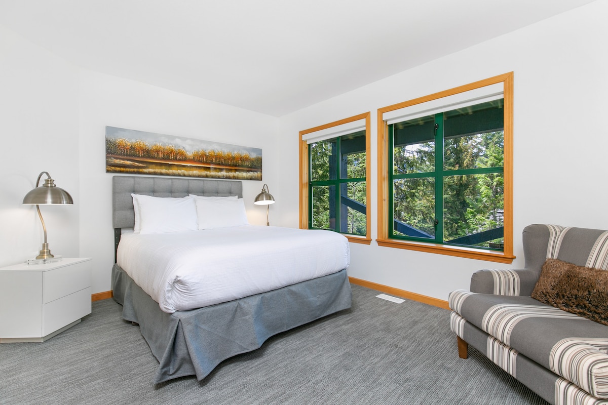 -宽敞的卧室，配备加大双人床，宽敞的窗户可欣赏森林景观  
-温馨舒适的现代风格，温馨舒适的座位角落  
-非常适合在柔和的光线和宁静的山间放松身心