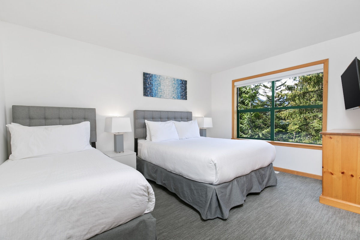 -明亮的卧室，配有两张舒适的床和大型森林景观窗户  
-非常适合追求舒适和时尚的家庭或团体入住  
-宁静的山间早晨，被大自然的美景环绕  
