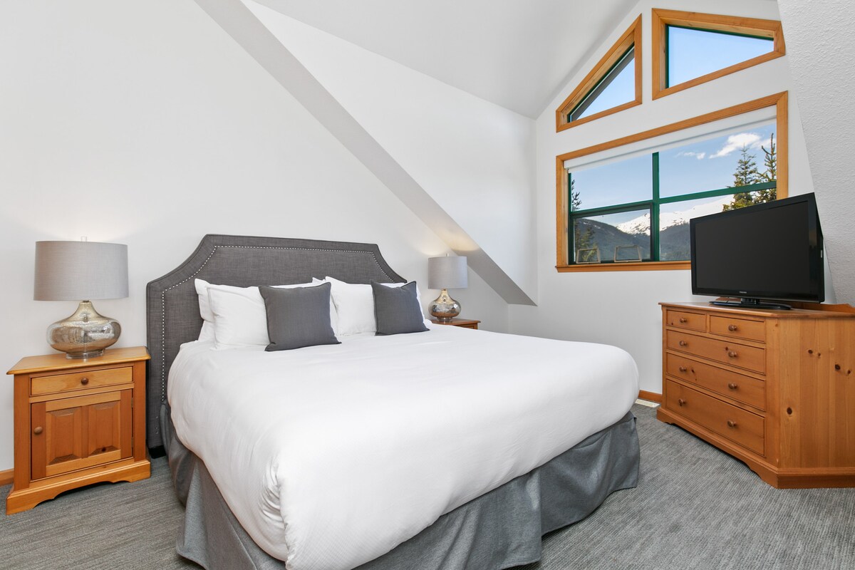 -宽敞的卧室，配备加大双人床和大窗户，可欣赏山景  
-温暖的木质装饰和柔软的床上用品，让您在高山夜晚安然入睡  
-宁静的度假胜地，早晨可欣赏森林和山峰景观  