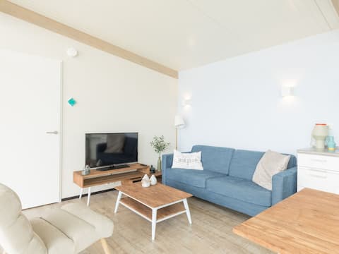 Top Airbnb: Comfortable lodge near beach in Hollum