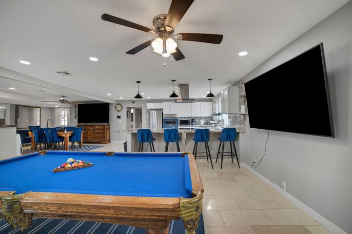 Vibrant In Vegas – 4 Bd with Shimmering Pool! gallery image 2