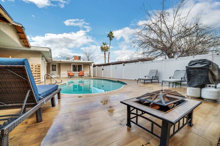 Vibrant In Vegas – 4 Bd with Shimmering Pool! gallery image 4